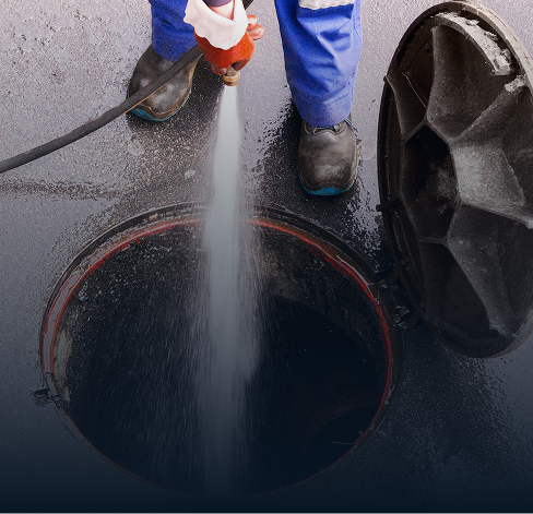 DYLSAL plumber clearing the pipe with high-pressure jet blasting